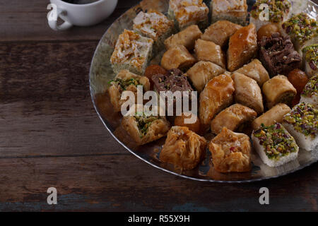 Nahaufnahme des Baklava und türkischen Köstlichkeiten auf silbernem Tablett Stockfoto