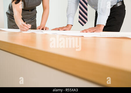 Zugeschnittenen Bürokollegen Stockfoto