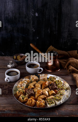 Im Nahen und Mittleren Osten Dessert Baklava mit Kaffee auf Silbertablett, kopieren. Stockfoto