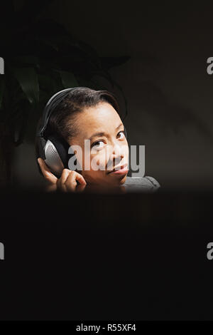 Business-Frau mit Kopfhörern Stockfoto