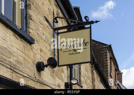 Zeichen für die olney Pfannkuchen Salon, ein Café in der Marktgemeinde Olney berühmt für das jährliche Pancake race, Buckinghamshire, Großbritannien Stockfoto