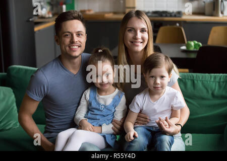 Portrait von Glücklich lächelnde große Familie mit zwei Kindern Stockfoto