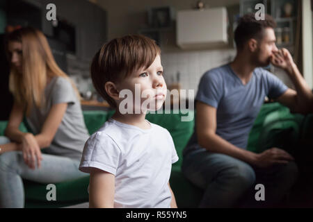 Verärgert und frustriert sein kleiner Junge müde Eltern kämpfen Stockfoto