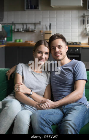 Vertikale Portrait von Glücklich lächelnde junge Paar, Familie Stockfoto