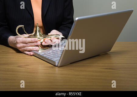 Frau reiben Genie Lampe Stockfoto