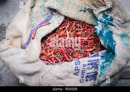 Retro Sack mit Getrocknete rote Chili peppers. Stockfoto