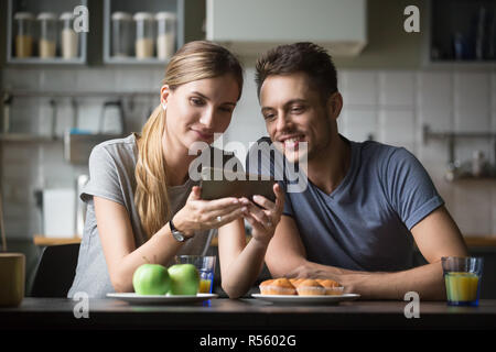 Junge Frau, Mann der Bildschirm des Smartphones, Videos, Fotos Stockfoto
