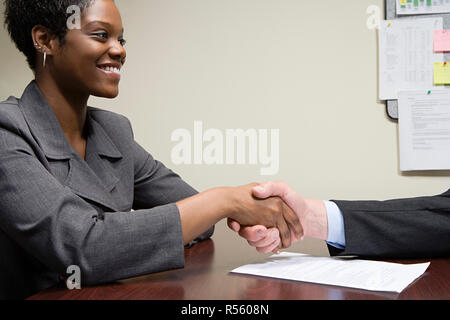 Befragten und Interviewer Händeschütteln Stockfoto