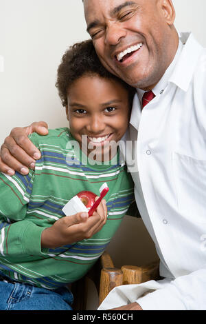 Zahnarzt mit Patienten Stockfoto