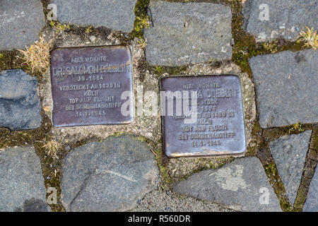 Bernkastel, Deutschland. Metall Memorial Marker vor dem Haus der jüdischen Opfer des Zweiten Weltkrieges. Stockfoto