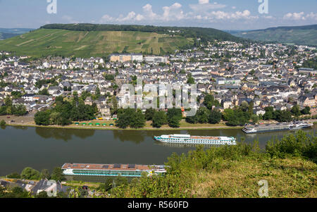 Bernkastel-Kues, Deutschland, mit Mosel Kreuzfahrt Boote. Blick von der Burg Landshut. Stockfoto