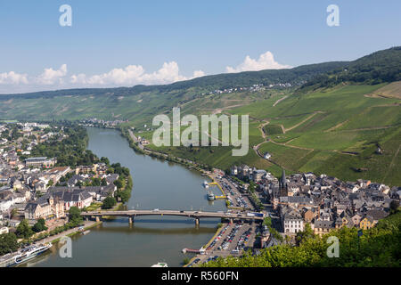 Bernkastel-Kues, Deutschland, und der Mosel, gesehen von der Burg Landshut. Stockfoto