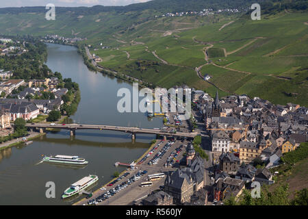 Bernkastel-Kues, Deutschland, und der Mosel, gesehen von der Burg Landshut. Stockfoto