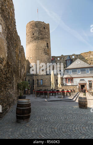 Bernkastel, Deutschland. Burg Landshut, 13. Jahrhunderts. Innenhof, Restaurant Eingang auf der rechten Seite. Stockfoto