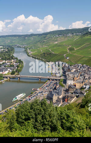 Bernkastel, Deutschland. Blick auf die Stadt und die Mosel von der Burg Landshut. Stockfoto