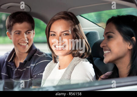 Jugendliche fahren im Auto Stockfoto