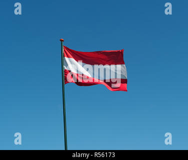 Flagge Österreich wehenden Wind, blauer Himmel Stockfoto