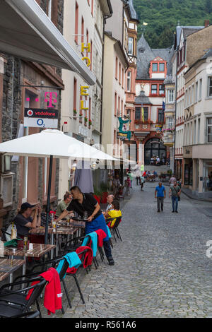 Bernkastel, Deutschland. Straße zum Marktplatz. Stockfoto