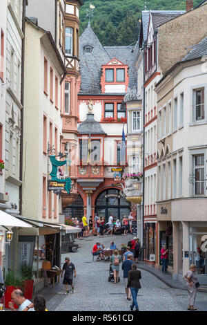 Bernkastel, Deutschland. Straße zum Marktplatz. Stockfoto