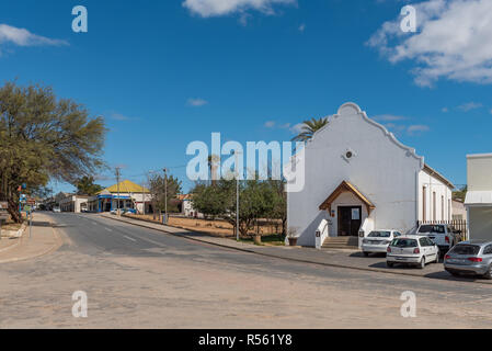 CLANWILLIAM, SÜDAFRIKA, 22. AUGUST 2018: eine Straße, Szene, mit der historischen ersten Niederländischen Reformierten Kirche Halle, jetzt Information Center, in Clanwilliam Stockfoto