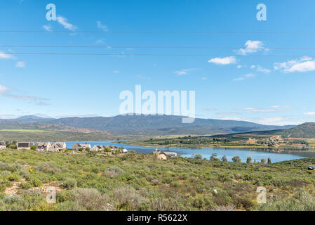 CLANWILLIAM, SÜDAFRIKA, 22. AUGUST 2018: eine Landschaft mit Häusern mit Blick auf den Clanwilliam Dam in der Provinz Western Cape Stockfoto