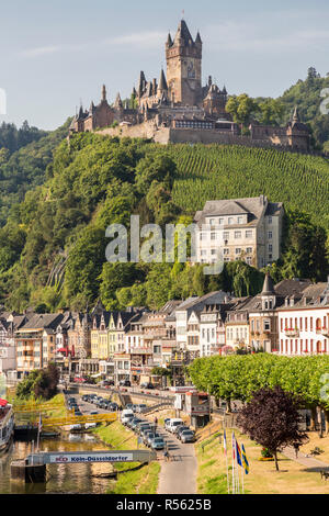 Cochem, Deutschland. Die Reichsburg oberhalb der Stadt. Stockfoto