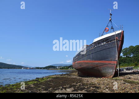 Vintage Fischerboot am Strand in der Nähe von Corpach Dorf verlassen, Fort William, Schottland, Vereinigtes Königreich, sonnigen Sommertag Stockfoto