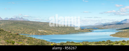 CLANWILLIAM, SÜDAFRIKA, 22. AUGUST 2018: ein Panoramablick auf die Landschaft des Clanwilliam Dam in der Western Cape Provinz von Südafrika Stockfoto