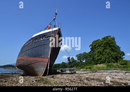 Vintage Fischerboot am Strand in der Nähe von Corpach Dorf verlassen, Fort William, Schottland, Vereinigtes Königreich, sonnigen Sommertag Stockfoto