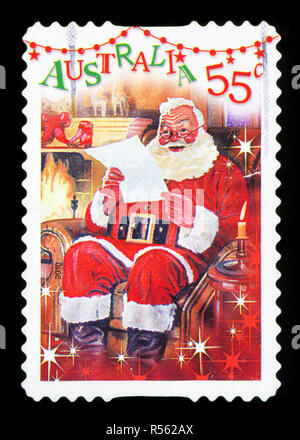 Australien - ca. 2010: Eine gebrauchte Briefmarke aus Australien, eine festliche Szene des Weihnachtsmannes liest einen Brief vor dem Kamin, ca. 2010 darstellt. Stockfoto