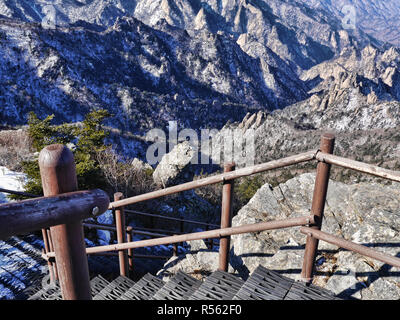 Treppen in die Berge und die schöne Aussicht auf die wunderschönen Berge Seoraksan. Südkorea Stockfoto