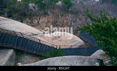 Treppen in die Berge. Seoraksan Nationalpark. Südkorea Stockfoto