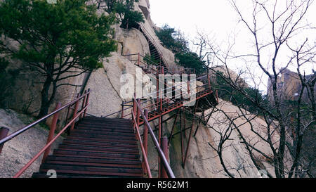 Treppen in die Berge. Seoraksan Nationalpark. Südkorea Stockfoto