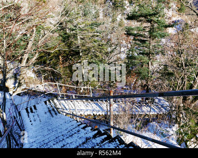 Treppen in die Berge. Seoraksan Nationalpark. Südkorea Stockfoto