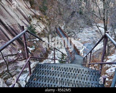 Treppen in die Berge. Seoraksan Nationalpark. Südkorea Stockfoto