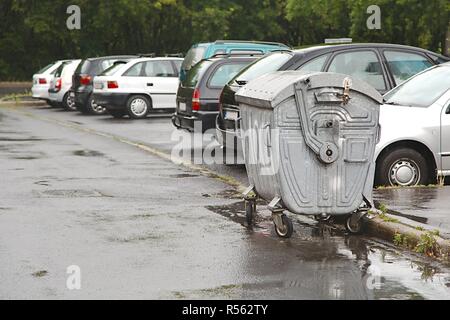 Müllcontainer im Regen Stockfoto