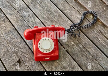 Altes Telefon auf Holzbrettern Stockfoto