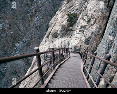 Treppen in die Berge. Weg nach unten. Seoraksan Nationalpark. Südkorea Stockfoto