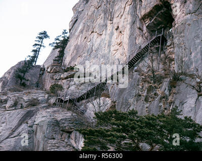 Treppe zum Geumganggul Höhle in den Bergen. Nach oben. Seoraksan Nationalpark. Südkorea Stockfoto