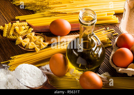 Tabelle mit Eiern und Spaghetti mit Makkaroni und Olivenöl Stockfoto