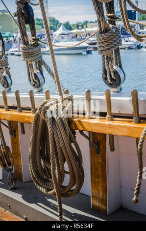 Rigg auf dem alten Segelboot vor dem Hintergrund der modernen yac Stockfoto