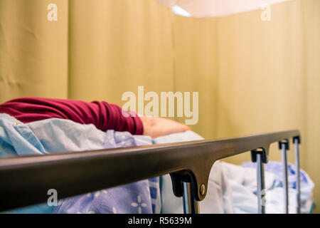 Frau Patienten liegen auf einem Bett in einem Krankenhaus Zimmer Stockfoto