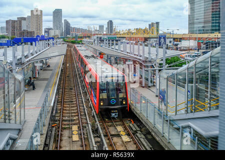 Pappel, London, Großbritannien - 18 August, 2018: Die Docklands Light Railway Station bei Pappel mit einem Zug in der Station angehalten. Stockfoto