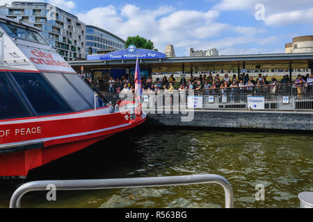 London, Großbritannien - 8. Juni 2018: Blick auf den Turm Millenium Pier in der Nähe der Tower Bridge von der Rückseite eines Clipper auf der Themse getroffen. Im Sommer nach Stockfoto