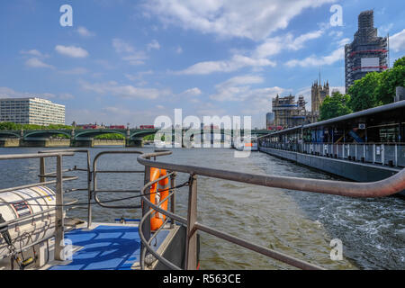 Westminster, London, Großbritannien - 8 Juni, 2018: Blick von der Rückseite der Clipper verlassen Westminster Pier an einem sonnigen Nachmittag. Zeigt die Brücke über Stockfoto