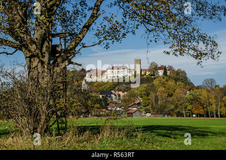 Die romantische Stadt Neubeuern mit seinem Schloss und bemalten Fassaden auf dem historischen Marktplatz die Goldmedaille gewonnen hat, "Deutschlands schönste Dorf Stockfoto