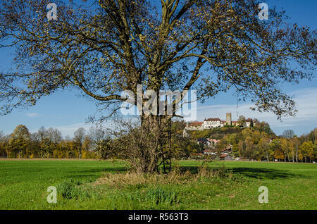 Die romantische Stadt Neubeuern mit seinem Schloss und bemalten Fassaden auf dem historischen Marktplatz die Goldmedaille gewonnen hat, "Deutschlands schönste Dorf Stockfoto