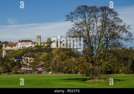 Die romantische Stadt Neubeuern mit seinem Schloss und bemalten Fassaden auf dem historischen Marktplatz die Goldmedaille gewonnen hat, "Deutschlands schönste Dorf Stockfoto