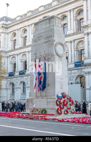 LONDON, Großbritannien - 11 November 2018: Das Ehrenmal in Whitehall, London, England, UK. Das Ehrenmal steht im Mittelpunkt der Erinnerung Tag der Gedenkfeiern am 11. Nov. Stockfoto