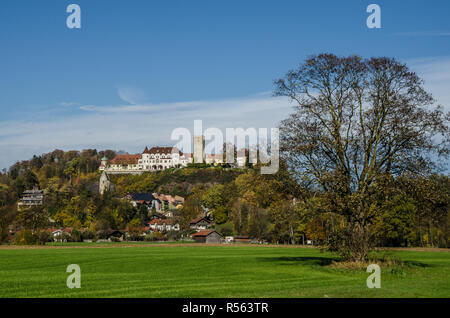 Die romantische Stadt Neubeuern mit seinem Schloss und bemalten Fassaden auf dem historischen Marktplatz die Goldmedaille gewonnen hat, "Deutschlands schönste Dorf Stockfoto